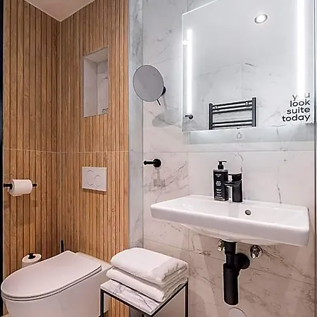 Limehome Leidsekruisstraat 3*