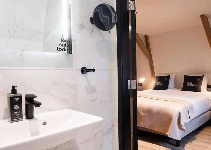 Limehome Leidsekruisstraat 3*